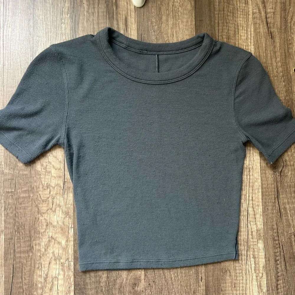 Lululemon Hold Tight Crop shirt short sleeve size women’s 2 Grey - Picture 2 of 7